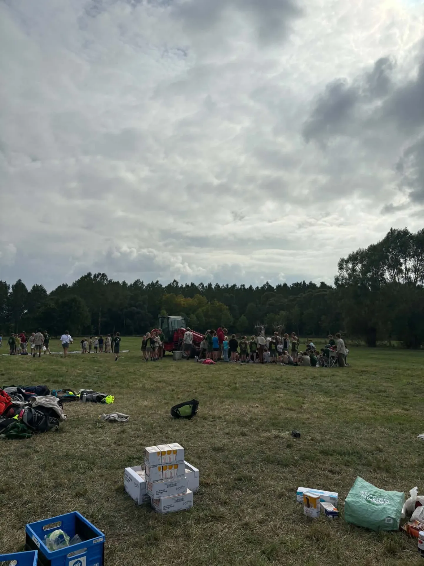 Alle takken verzameld op de weide tijdens het overgangsweekend