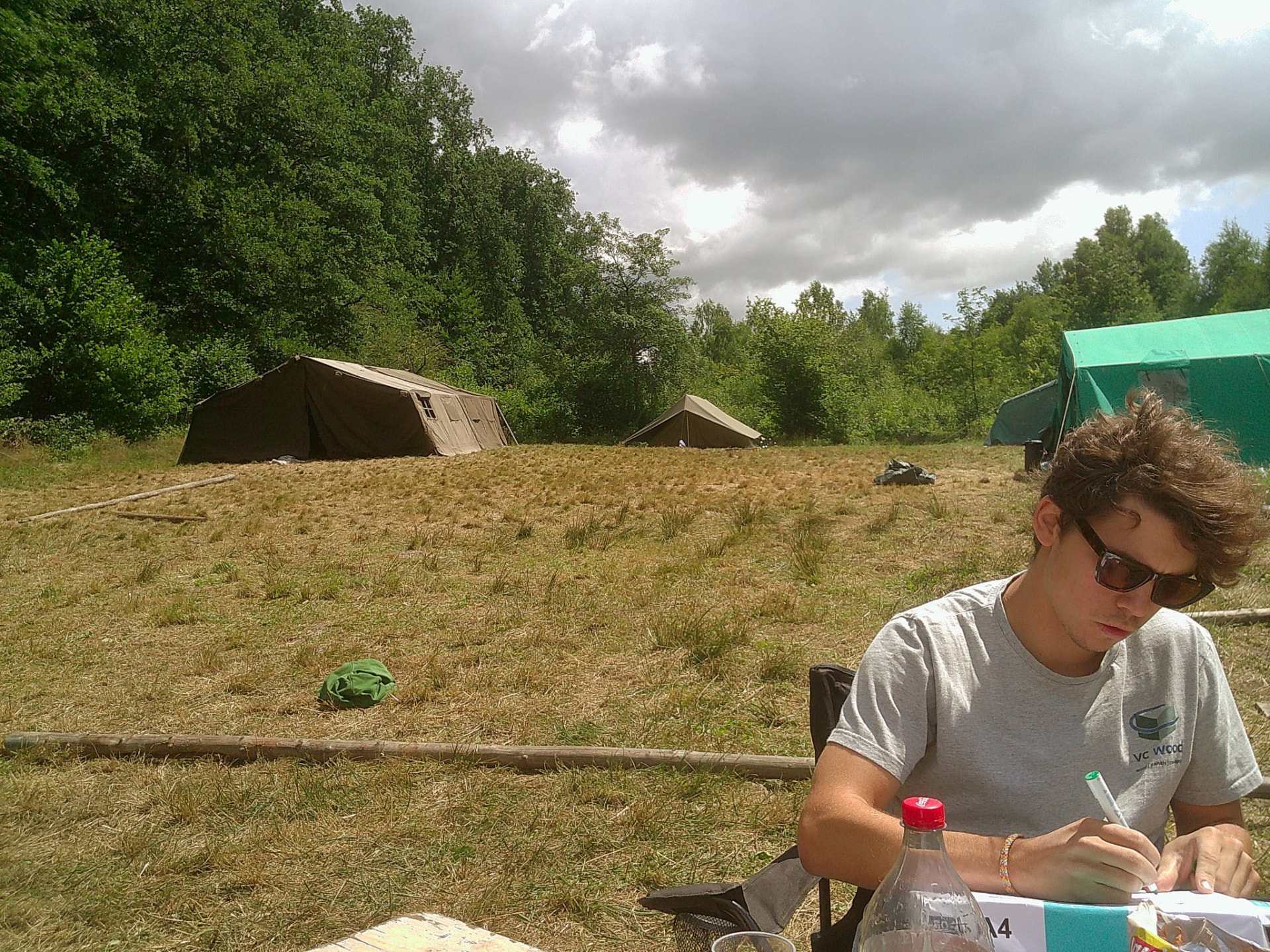 Leiding werkt aan de kampadministratie op de kampweide